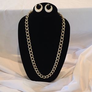 Gold Toned chain link necklace with earings